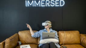 Une employée d'Immersed travaille en réalité virtuelle grâce à un casque Oculus Quest 2 et à l'application de son entreprise, le 28 janvier 2022 à Austin, au Texas