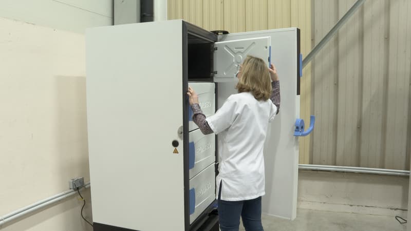 L'un des deux congélateurs des HCL permettant de stocker le vaccin.