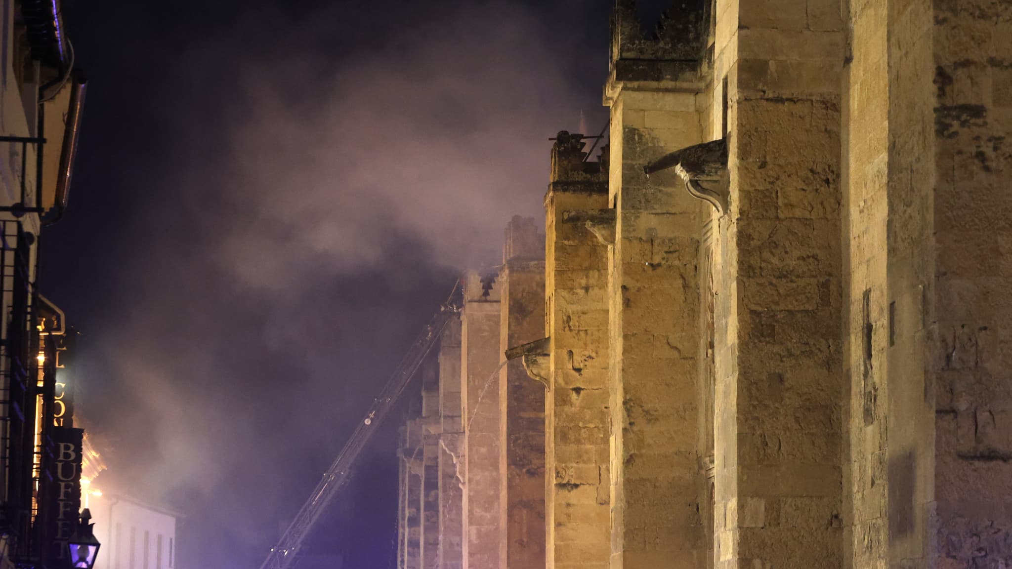 La fumée de l'incendie qui s'est déclaré dans la mosquée historique transformée en cathédrale dans la ville de Cordoue, dans le sud de l'Espagne, le 8 août 2025