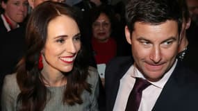 La Première ministre de la Nouvelle-Zélande Jacinda Ardern et son compagnon Clarke Gayford ont annoncé le report de leur mariage pour cause de pandémie de Covid-19
