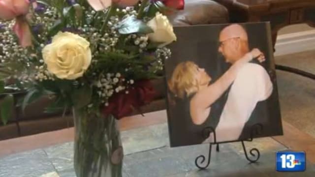 Le bouquet de roses était accompagné d'une carte sur laquelle était écrit: "Joyeuse Saint-Valentin mon amour. Reste forte ! A toi pour toujours, je t'aime, Jim".