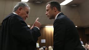 Oscar Pistorius parle à son avocat Barry Roux le 5 mars, au tribunal, à Pretoria.