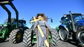 Un cercueil avec un épouvantail sur un tracteur lors d'une manifestation d'agriculteurs sur l'autoroute A7, près de Montélimar, dans la Drôme, le 24 janvier 2024