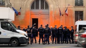 Le bâtiment du ministère de la Transition écologique recouvert de peinture par des activistes ce vendredi.