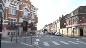 Le drapeau tricolore sur le fronton de la mairie de Faches-Thumesnil