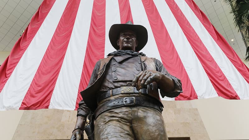 La statue de l'acteur John Wayne à l'aéroport John Wayne d'Orange County.