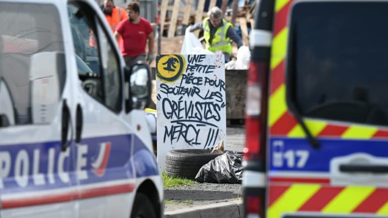 Des salariés de Vertbaudet dégagent l'accès au site de la marque de vêtements à Marquette-lez-Lille (Nord) après l'évacuation par la police d'un piquet de grève le 16 mai 2023