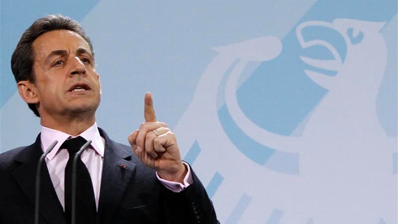 La cote de popularité de Nicolas Sarkozy chute de sept points à 30% d'opinions positives dans un sondage LH2 pour Le Nouvel Observateur diffusé lundi, son plus bas niveau depuis le début de son mandat. /Photo prise le 9 janvier 2012/REUTERS/Fabrizio Bensc