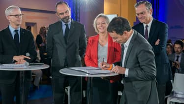 Marc-Olivier Fogiel signe la charte sur la représentation du handicap, auprès du CSA.