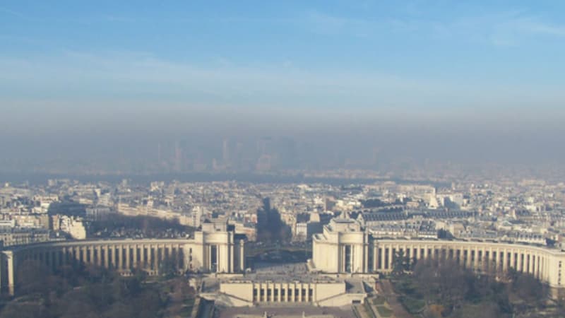 La Défense vue de la Tour Eiffel en plein pic de pollution