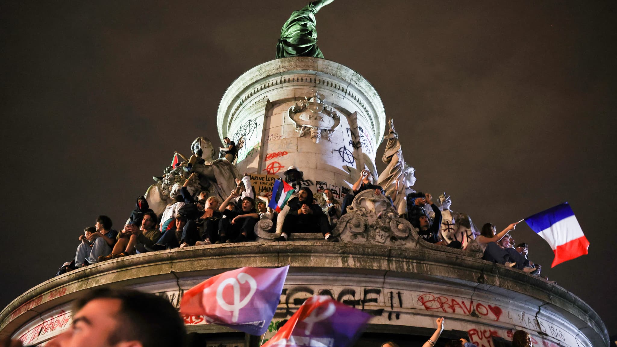 Place de la République à Paris, des milliers de personnes ont célébré dimanche soir la victoire surprise du Nouveau Front Populaire. Place de la République à Paris, des milliers de personnes ont célébré dimanche soir la victoire surprise du Nouveau Front Populaire.