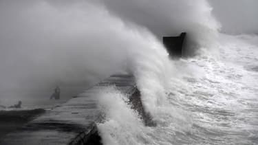Vagues lors de la tempête Dennis à Plobannalec-Lesconil, dans le Finistère, le 16 février 2020