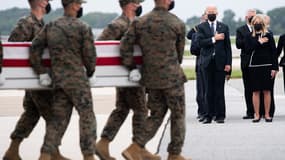 Le président américain Joe Biden et son épouse Jill Biden en train de rendre hommage aux militaires morts en Afghanistan.