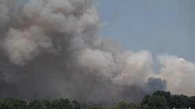 La forêt de Brocéliande est en proie à un incendie, devant le village de Campeneac, le 12 août 2022.