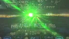 Un laser visant un avion