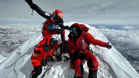 L'alpiniste française Sophie Lavaud (en haut à gauche) accompagnée de la Norvégienne Kristin Harila (en bas à gauche),et la Mexicaine Viridiana Alvarez (à droite) en haut du Shishapangma en avril 2023