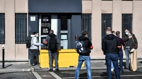 Des policiers devant l'entrée du commissariat de police de Champigny-sur-Marne, le 11 octobre 2020