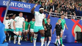 L'entrée de Siya Kolisi et des Sud-africains sur la pelouse aux côtés des joueurs irlandais