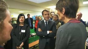 Droit d'asile: "On accueille trop mal", dit Macron, interpellé par une bénévole des Restos du cœur 