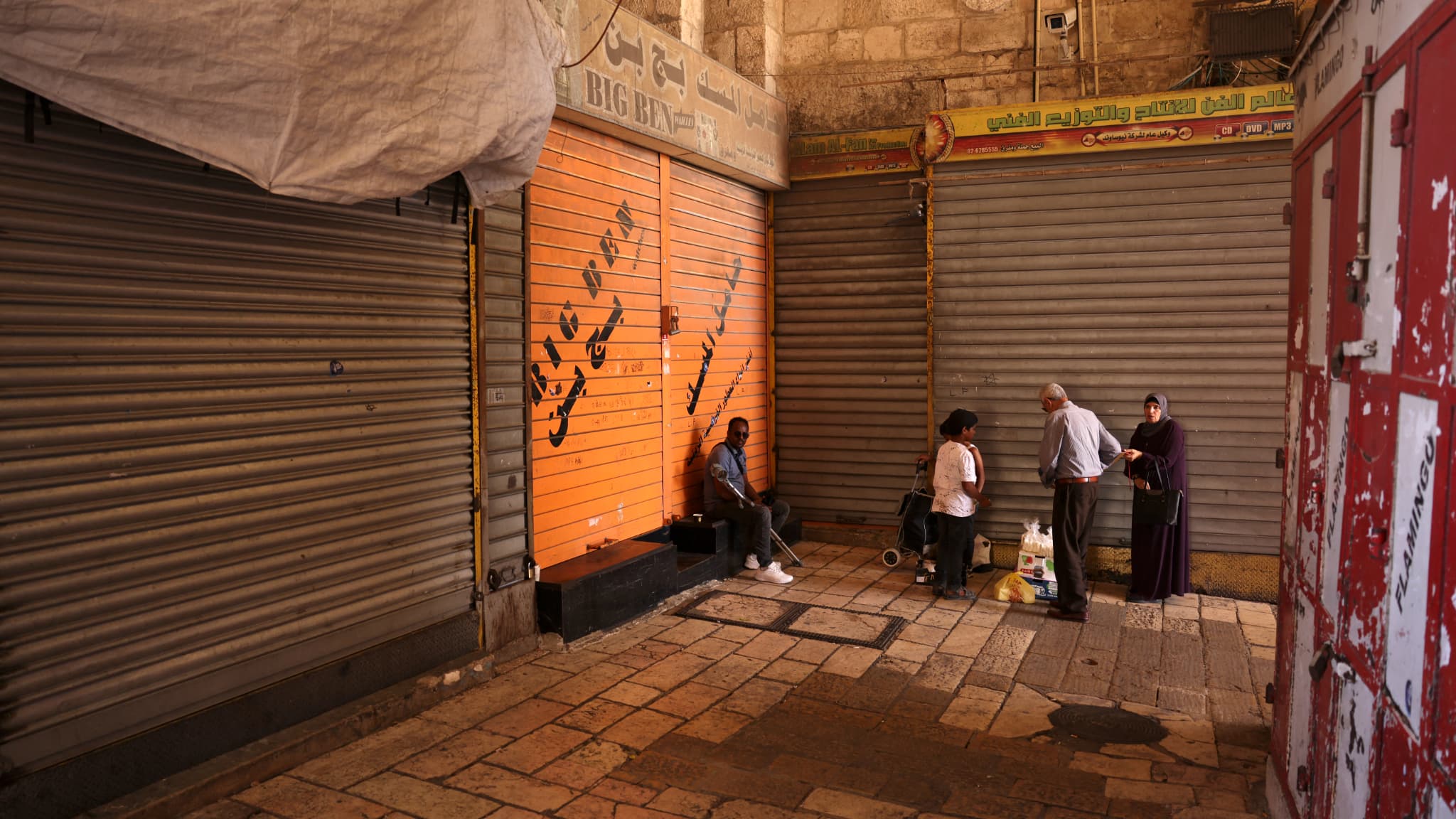Des vendeurs ferment leurs boutiques dans la vieille ville de Jérusalem lors d'une grève générale le 31 juillet 2024, suite à l'annonce de l'assassinat du chef du Hamas.