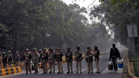 Barrage de police pour tenter de restaurer le calme à New Delhi face aux manifestations déclenchées par le viol collectif d'une jeune femme. Les autorités indiennes ont réagi face au mouvement de protestation qui agite la capitale en fermant l'accès aux r