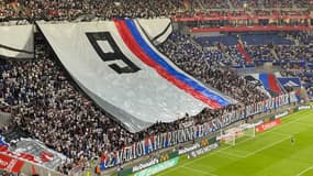 Le tifo en hommage à Bernard Lacombe, avant OL-Metz, le 23 aout 2025
