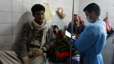 Des hommes yéménites soupçonnés d'être contaminés par le choléra sont soignés dans un hôpital à Sanaa, le 12 mai 2017.