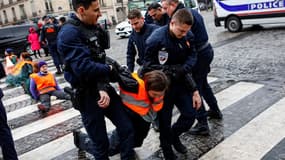 Des militants de Riposte alimentaire ont bloqué l'avenue de la Grande Armée ce lundi matin à Paris