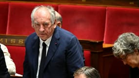 François Bayrou au sein de l'hémicycle de l'Assemblée nationale à Paris, après la fin de la séance qui a abouti par le vote contre sa confiance le lundi 8 septembre 2025.