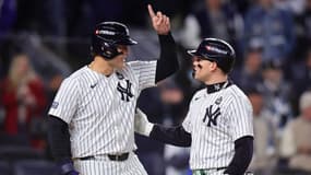 Les joueurs des New York Yankees, Alex Verdugo et Anthony Rizzo, en train de célébrer un home-run, octobre 2024
