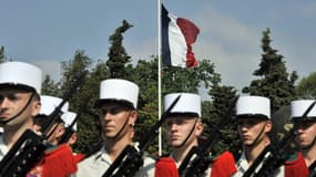 Une carte de séjour de dix ans est normalement octroyée à quiconque a servi dans une unité combattante ou passé trois ans dans la Légion étrangère.