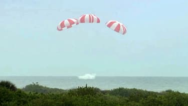Le vaisseau spatial Dragon V-2 s'est posé sans encombre sur l'océan dans le cadre d'un essai d'une procédure d'urgence.