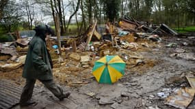 Une femme sur le site détruit de la Chèvrerie de la Zad de Notre-Dame-des-Landes le 10 avril 2018