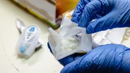 Un douanier présentant un sachet de cocaïne à Cayenne (Guyane) en octobre 2022