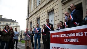 Une cinquantaine d'élus se sont rassemblés à Caen ce vendredi pour alerter sur l'explosion des factures énergétiques.
