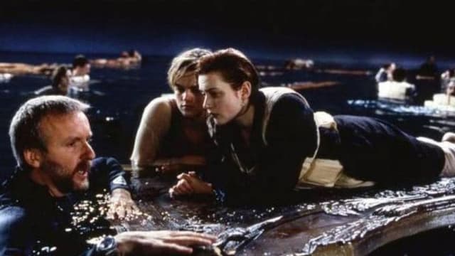 James Cameron sur le tournage de Titanic, avec Kate Winslet et Leonardo Di Caprio.