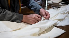 Le tailleur italien Raniero Mancinelli a presque fini de confectionner les soutanes blanches du futur pape dans son atelier de Rome, en Italie, le 5 mai 2025.