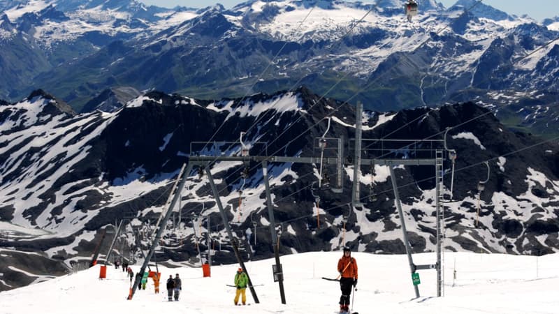 Des personnes skient sur le glacier de la Grande Motte à 3256m d'altitude, à Tignes