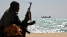 Un pirate le long de la côte somalienne.