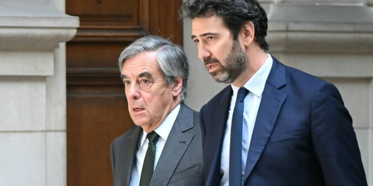 L'ex-Premier ministre français Francois Fillon (g) et son avocat Antonin Levy à la cour d'appel de Paris, le 29 avril 2025
