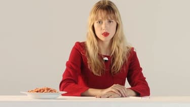 La chanteuse Angèle dans son clip "Je veux tes yeux"