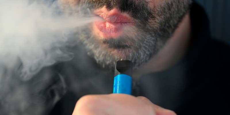 Un homme fume une cigarette électronique jetable à Bruxelles (Belgique), le 12 décembre 2024. (Photo d'illustration)