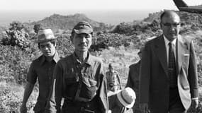 Hiroo Onoda, un soldat japonais qui n'a appris qu'en 1974 que la Seconde guerre mondiale était finie, sort le jungle où il était resté caché depuis 1944, le 11 mars 1974.