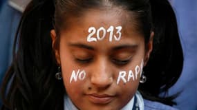 Lors d'une veillée à Ahmedabad à la mémoire de l'étudiante victime d'un viol en réunion à New Delhi et décédée de ses blessures quelques jours plus tard. Le viol en réunion d'une étudiante par six hommes le 16 décembre dans un autobus circulant dans New D
