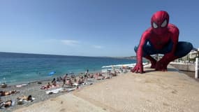 Geoffrey, jeune homme de 25 ans atteint de mucoviscidose, déguisé en Spider-Man sur la Promenade des Anglais à Nice (Alpes-Maritimes), en août 2023.
