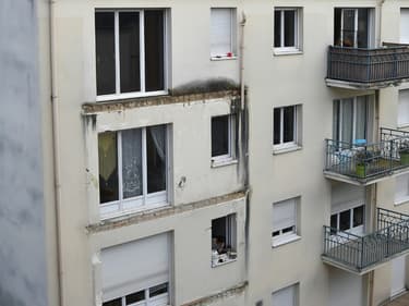 Vue le 16 octobre 2016 à Angers d'un immeuble où un balcon s'était effondré la veille au soir, entraînant dans sa chute les deux balcons des étages inférieurs, et faisant quatre morts