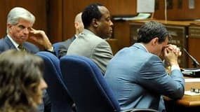 Le jury du procès de Conrad Murray (au centre), médecin personnel de Michael Jackson, commencera à délibérer vendredi après six semaines d'un procès extrêmement médiatisé. /Photo prise le 3 novembre 2011/REUTERS/Kevork Djansezian/Pool