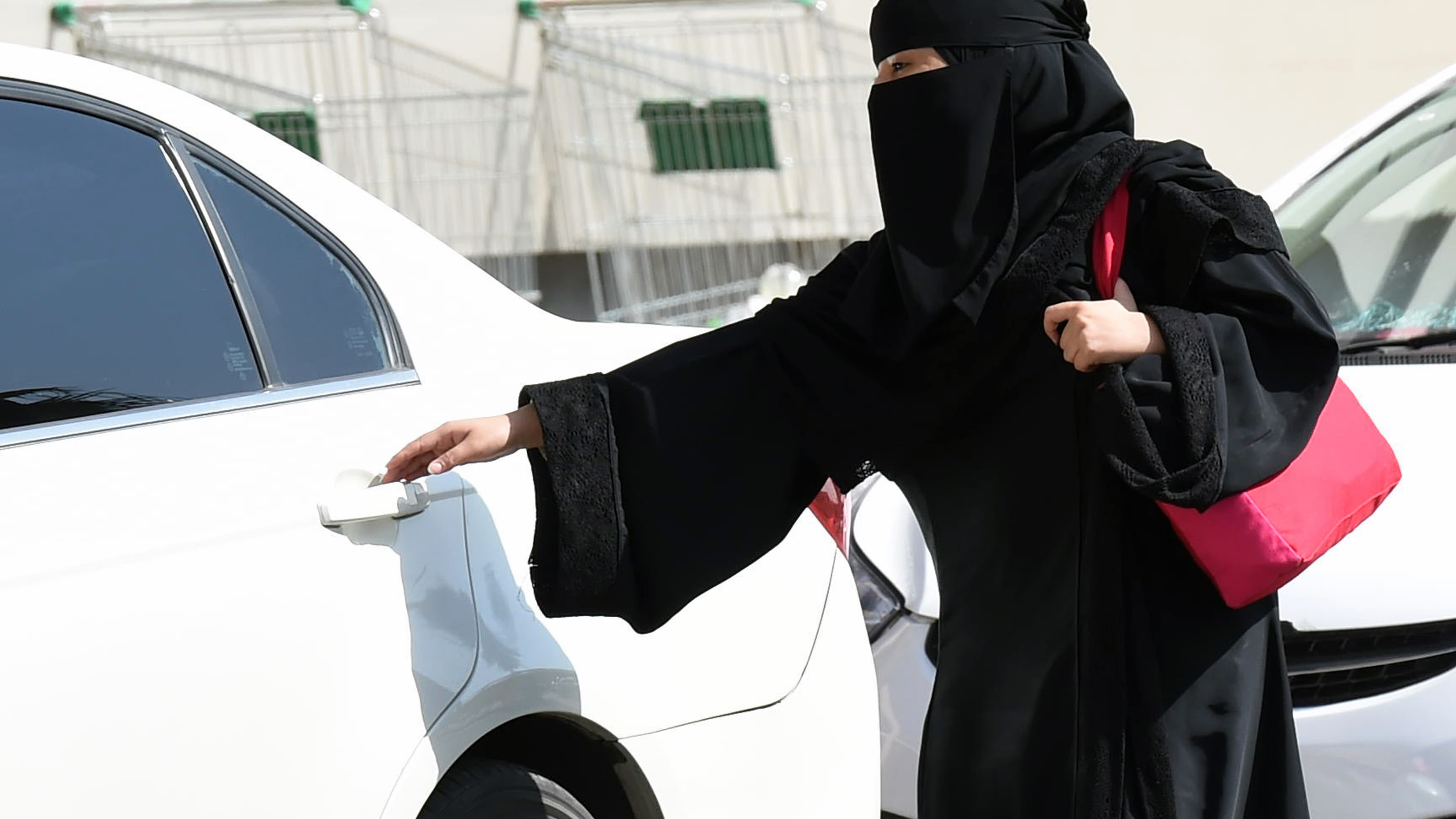 Саудовская аравия бензин. Никаб Саудовской Аравии. Саудовская Аравия женщины. Женщины Саудовской Аравии в никабе. Женщина в машине в Саудовской Аравии.