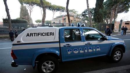 Véhicule de police devant l'ambassade des Etats-Unis au Vatican. Un colis suspect a été découvert mercredi dans cette ambassade mais des vérifications ont établi qu'il s'agissait d'une fausse alerte. /Photo prise le 29 décembre 2010/REUTERS/Alessia Pierdo