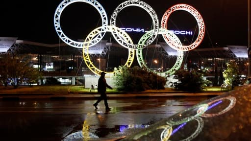 Le symbole des Jeux Olympiques devant l'aéroport de Sotchi, Russie, la ville hôte de la compétition en 2014.